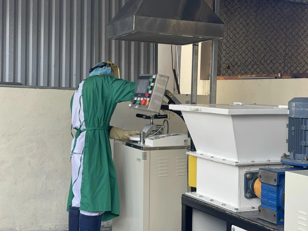Thiết bị xử lý chất thải rắn tại chỗ do Dự án Quản lý chất thải y tế tại cơ sở y tế huyện đảo đầu tư. (Ảnh: PV/Vietnam+)