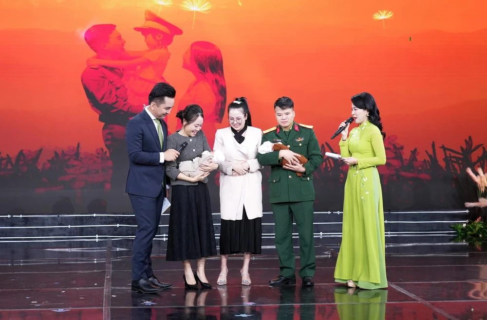 Gia đình Thiếu tá Hoàng Đức Cảnh vui mừng với hai bé gái xinh xắn. (Ảnh: PV/Vietnam+)
