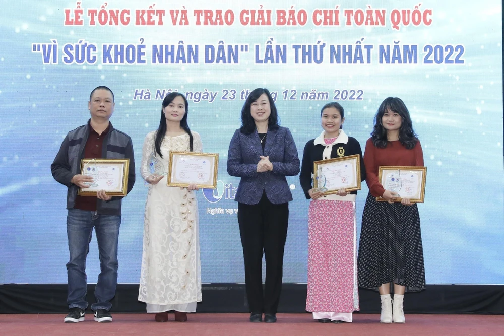 Bộ trưởng Bộ Y tế Đào Hồng Lan trao giải Nhất cho các tác giả, nhóm tác giả đoạt giải. (Ảnh: Minh Quyết/TTXVN) 