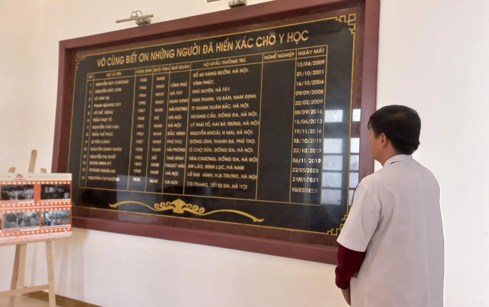 Tấm bảng trang trọng khắc tên danh sách những người hiến thi thể trong suốt 20 năm qua tại Đại học Y Hà Nội. (Ảnh: T.G/Vietnam+)