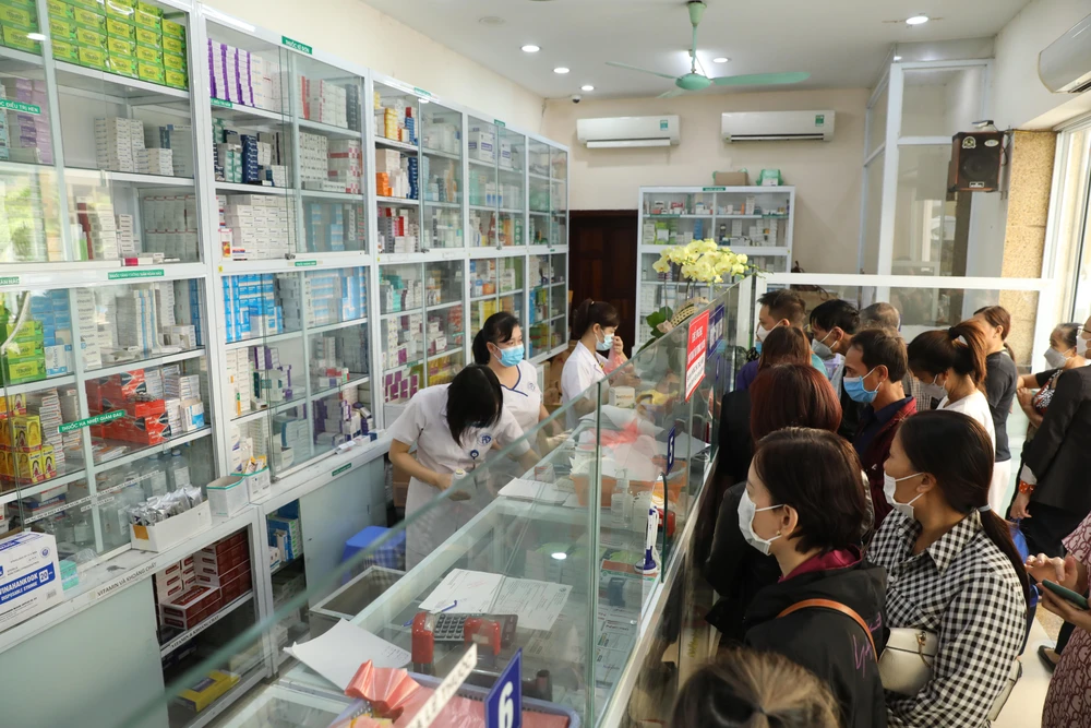 Người dân xếp hàng mua thuốc tại một bệnh viện. (Ảnh: M.Q/Vietnam+)