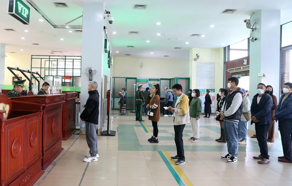 Những du khách, cư dân biên giới làm thủ tục nhập cảnh tại Cửa khẩu đường bộ quốc tế Lào Cai. (Ảnh: Quốc Khánh/TTXVN)