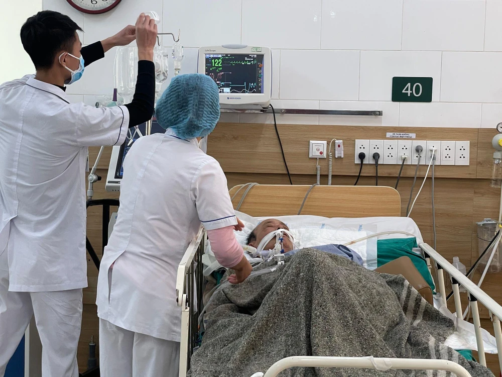 Nhân viên y tế đang theo dõi sức khoẻ cho một trường hợp ngộ độc rượu tại Trung tâm Chống độc, Bệnh viện Bạch Mai. (Ảnh: PV/Vietnam+)