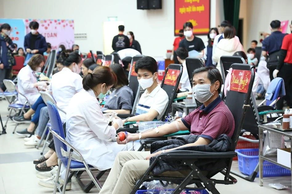 Người dân tham gia hiến máu tại Lễ hội Xuân hồng. (Ảnh: PV/Vietnam+)