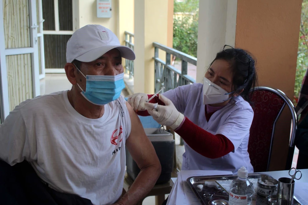 Nhân viên y tế tiêm vaccine phòng dịch COVID-19 cho người dân tại Thanh Hóa. (Ảnh: Nguyễn Nam/TTXVN)