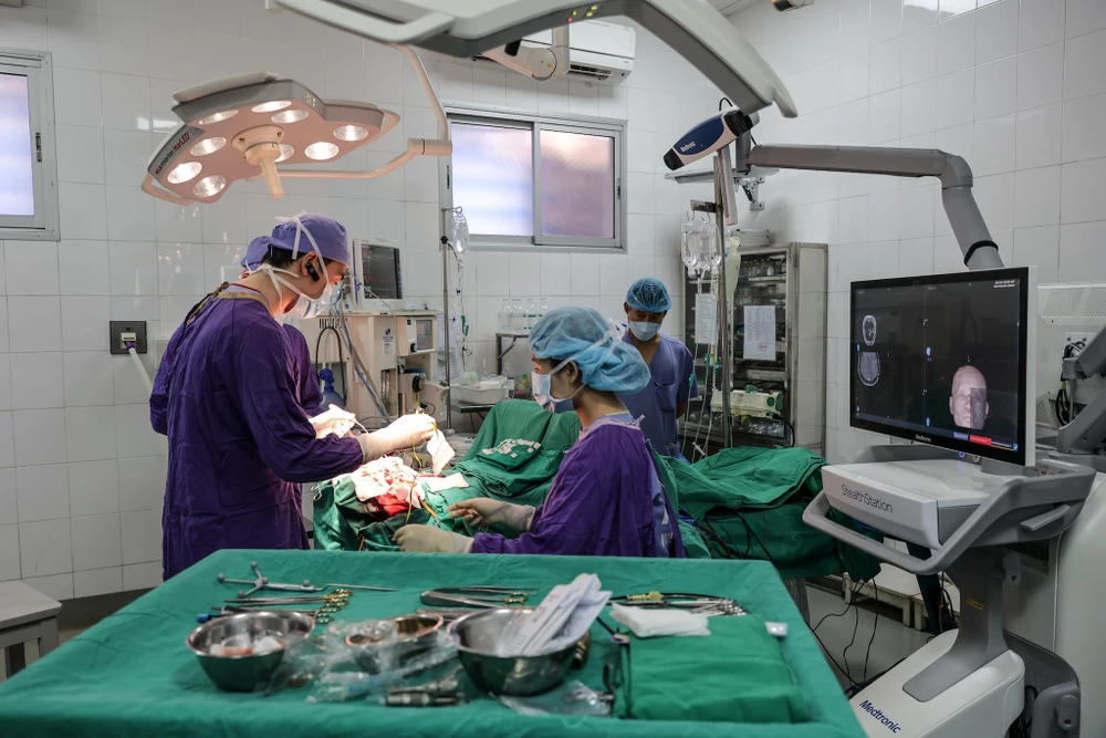 Các bác sỹ tại Bệnh viện Hữu nghị Việt Đức thực hiện ca phẫu thuật. (Ảnh: Minh Sơn/Vietnam+)