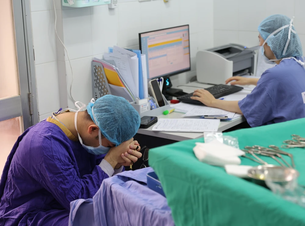 Sự nhọc nhằn của các y bác sỹ sau một ca phẫu thuật. (Ảnh: PV/Vietnam+)