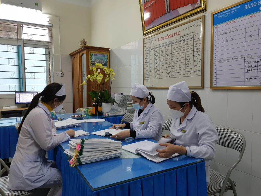 Nhân viên y tế làm việc tại một Trung tâm y tế tuyến huyện của tỉnh Thanh Hóa. (Ảnh: T.G/Vietnam+)