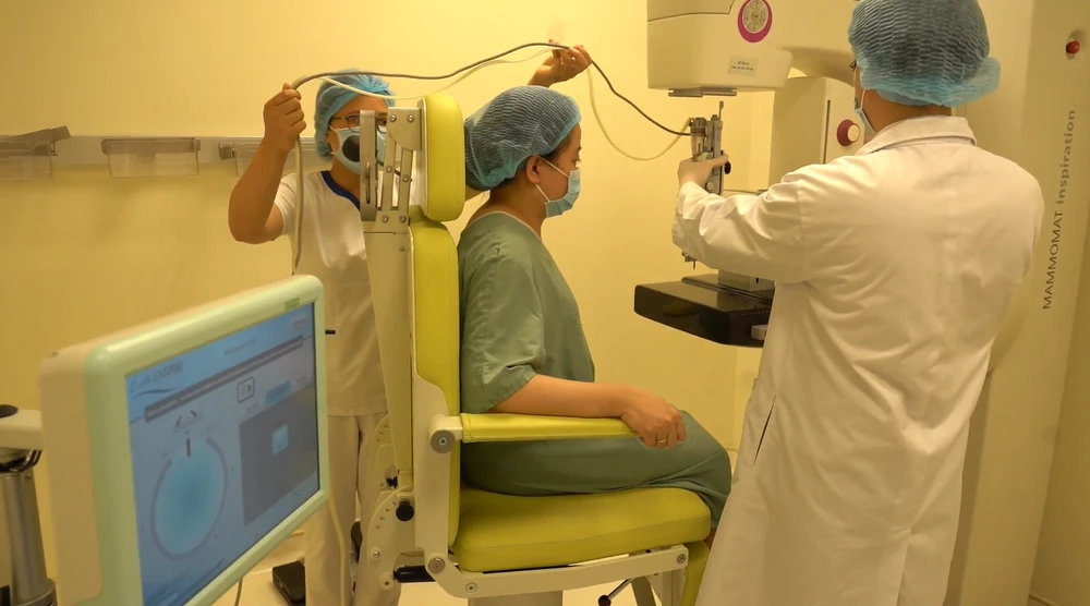 Các bác sỹ thực hiện kỹ thuật sinh thiết tổn thương vú dưới hướng dẫn X-quang cho một bệnh nhân. (Ảnh: PV/Vietnam+)