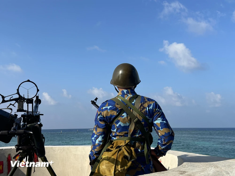 Chiến sỹ hải quân trên đảo Len Đao thực hiện nhiệm vụ bảo vệ chủ quyền biển đảo. (Ảnh: Thùy Giang/Vietnam+)