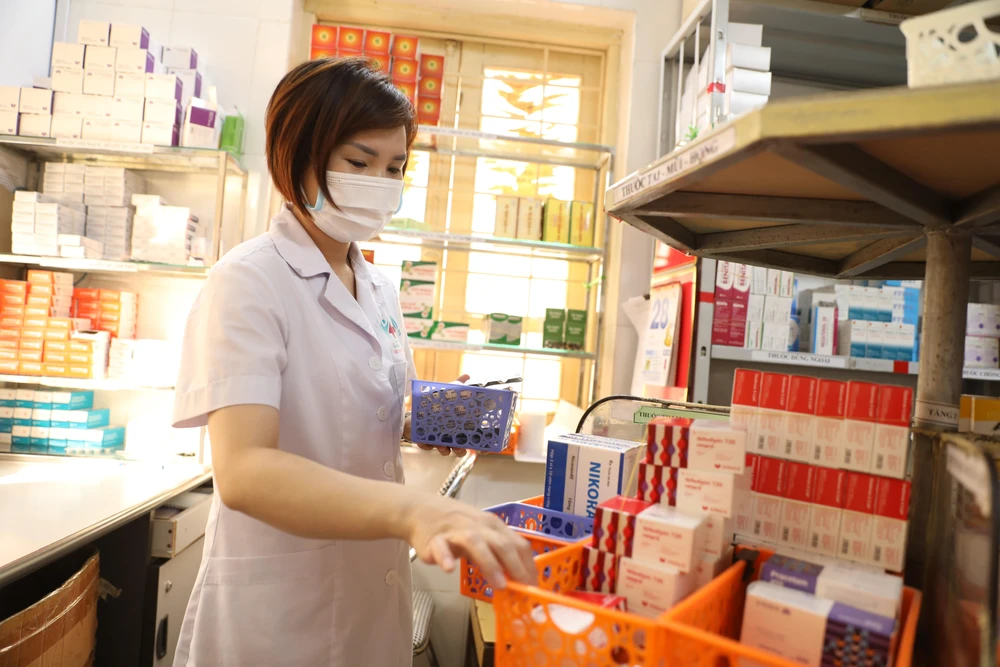 Nhân viên y tế tại bệnh viện sắp thuốc để cấp cho bệnh nhân. (Ảnh: Minh Quyết/Vietnam+)