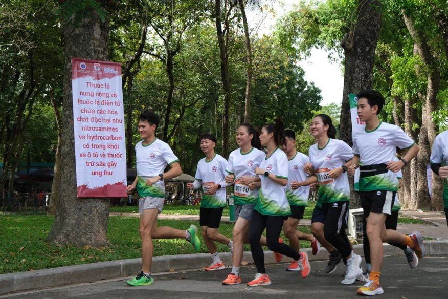 500 đoàn viên, thanh niên tham gia Giải chạy Marathon với chủ đề "Thanh niên Việt Nam nói không với thuốc lá và thuốc lá điện tử." (Ảnh: PV/Vietnam+)