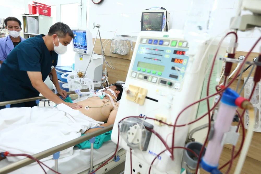 Điều trị cho một bệnh nhân ngộ độc hóa chất tại Trung tâm Chống độc (Bệnh viện Bạch Mai). (Ảnh: PV/Vietnam+)