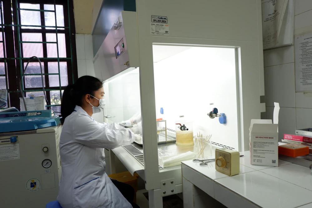 Nhân viên y tế tuyến cơ sở thực hiện các xét nghiệm nhanh tại chỗ, xét nghiệm Gene Xpert để phát hiện lao và lao kháng thuốc. (Ảnh: PV/Vietnam+)