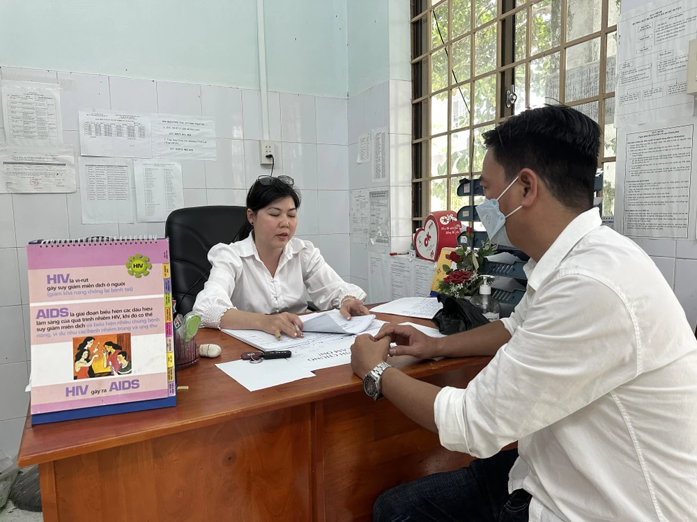 Nhân viên y tế của Trung tâm Kiểm soát Bệnh tật tỉnh Kiên Giang tư vấn về phòng chống HIV/AIDS cho công nhân, lao động. (Ảnh: T.G/Vietnam+)