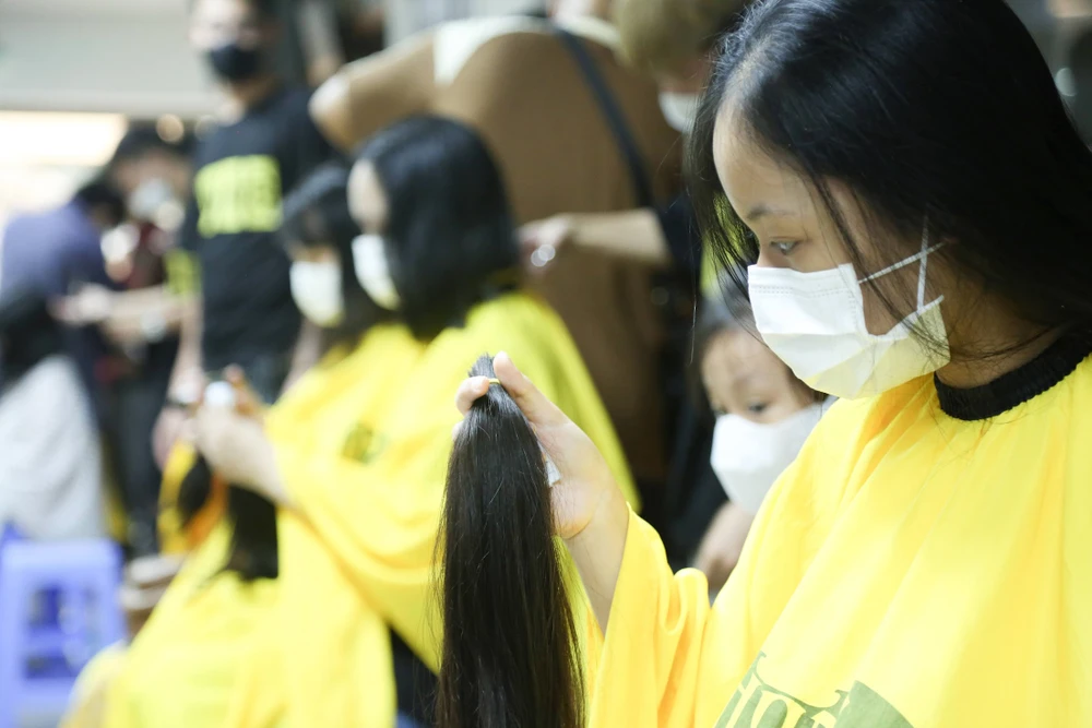 Hàng trăm người tham dự \'Ngày hội Hiến tóc\' vì trẻ em mắc bệnh ung ...