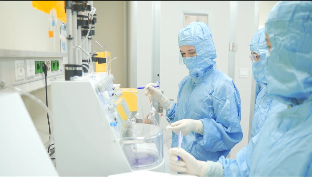Các chuyên gia của Viện nghiên cứu Tế bào gốc và Công nghệ gen Vinmec thực hiện các quy trình của Liệu pháp tế bào CAR-T. (Ảnh: PV/Vietnam+)