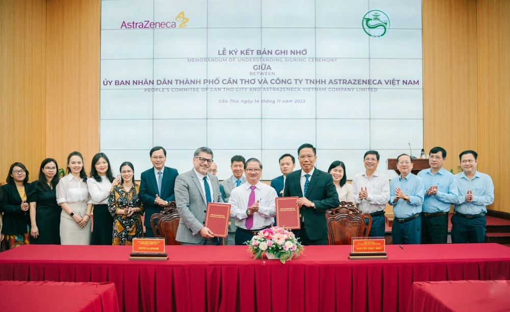 Lãnh đạo AstraZeneca Việt Nam và thành phố Cần Thơ đã ký Bản ghi nhớ hợp tác trong lĩnh vực y tế. (Ảnh: PV/Vietnam+)