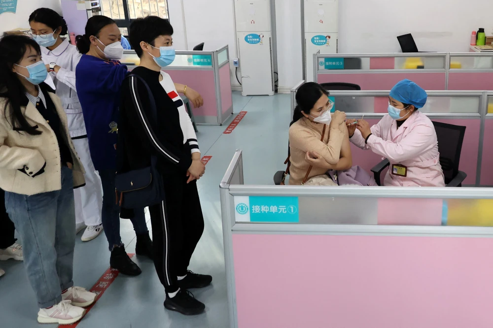Nhân viên y tế tiêm vaccine ngừa bệnh cúm cho người dân tại tỉnh Giang Tô, Trung Quốc. (Ảnh: AFP/TTXVN)