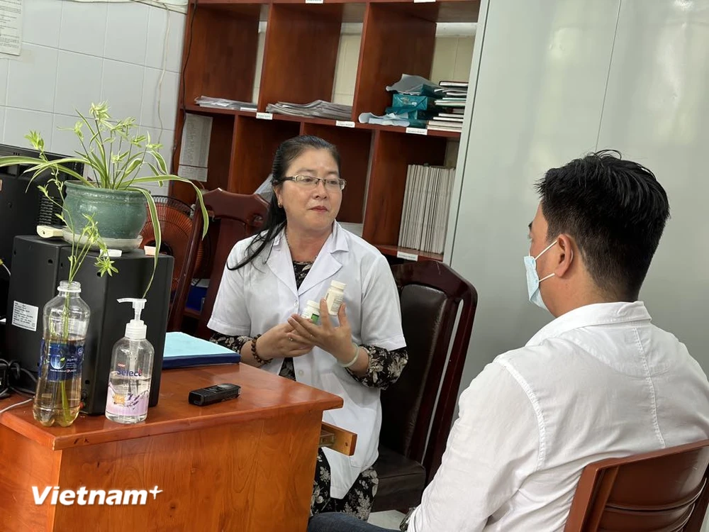 Bác sỹ tại Trung tâm Kiểm soát Bệnh tật tỉnh Kiên Giang tư vấn về thuốc cho bệnh nhân HIV. (Ảnh: T.G/Vietnam+)