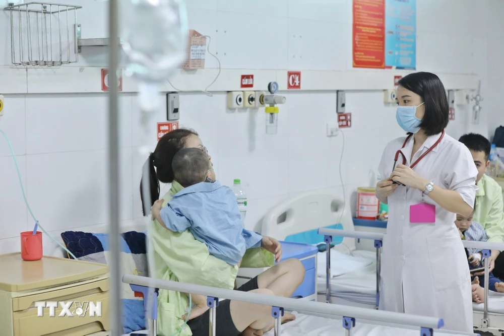 Điều trị cho trẻ mắc bệnh hô hấp tại Hà Nội. (Ảnh: Minh Quyết/TTXVN)