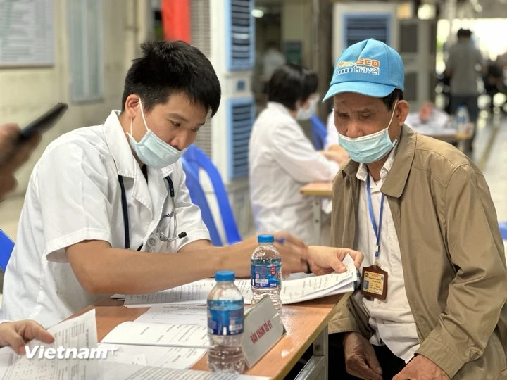 Nhân viên y tế tư vấn khám chữa bệnh cho người dân. (Ảnh: T.G/Vietnam+)