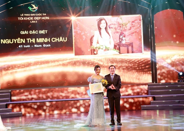 Thứ trưởng Bộ Y tế Trần Văn Thuấn trao giấy chứng nhận và tặng hoa cho ứng viên đạt Giải Đặc biệt của Cuộc thi. (Ảnh: PV/Vietnam+)