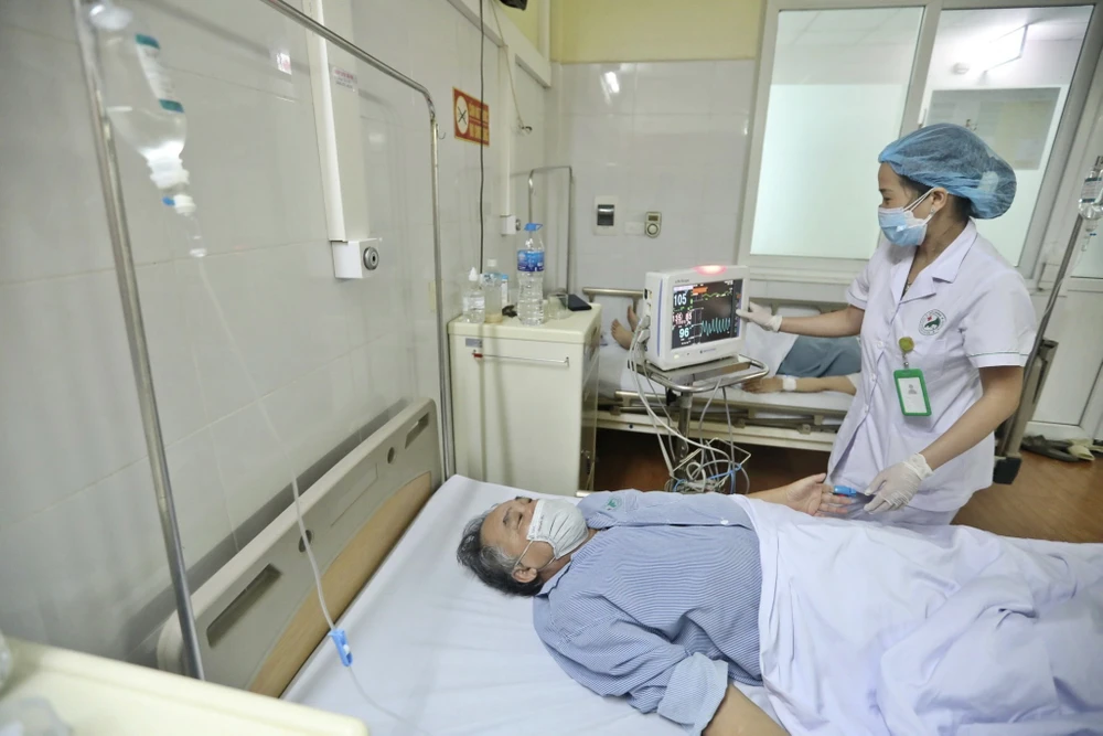 Điều trị cho bệnh nhân cúm A tại Bệnh viện Đa khoa Đức Giang (Hà Nội). (Ảnh: Minh Quyết/TTXVN)
