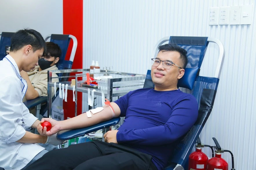 Người dân tham gia hiến máu tại buổi Gặp mặt người hiến máu nhóm máu hiếm tiêu biểu năm 2023. (Ảnh: PV/Vietnam+)