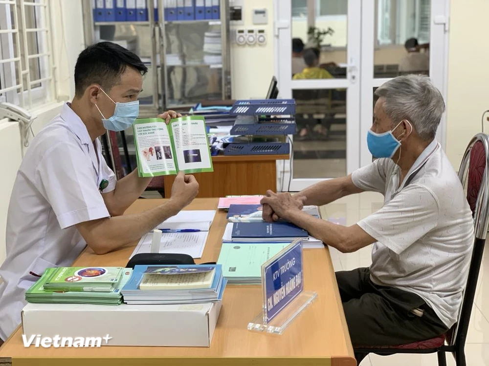 Bác sỹ tư vấn cho người dân về bệnh lao. (Ảnh: PV/Vietnam+)
