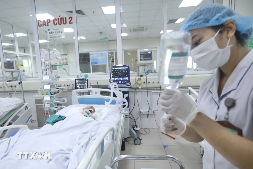 Điều trị cho bệnh nhân mắc cúm A trong tình trạng nặng tại Bệnh viện Bệnh Nhiệt đới Trung ương. (Ảnh: Minh Quyết/TTXVN)