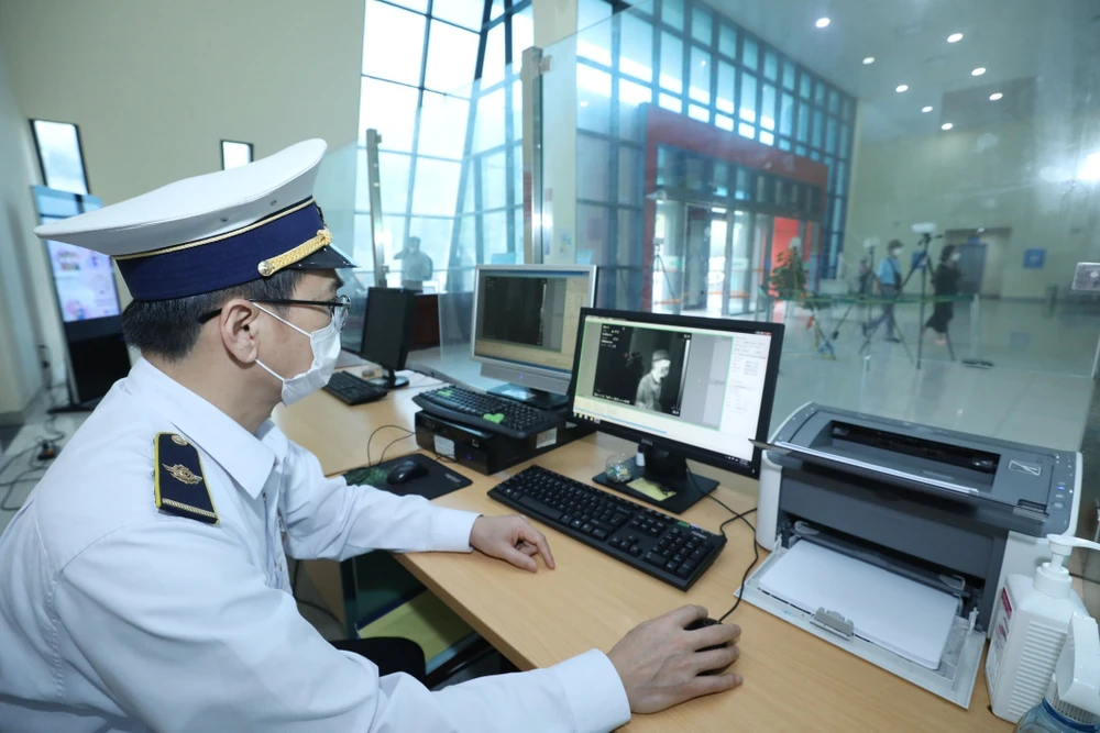 Cán bộ Trung tâm Kiểm dịch Y tế quốc tế tỉnh Lạng Sơn sử dụng trang thiết bị phục vụ công tác kiểm dịch y tế biên giới tại Cửa khẩu Quốc tế Hữu Nghị. (Ảnh: Anh Tuấn/TTXVN)