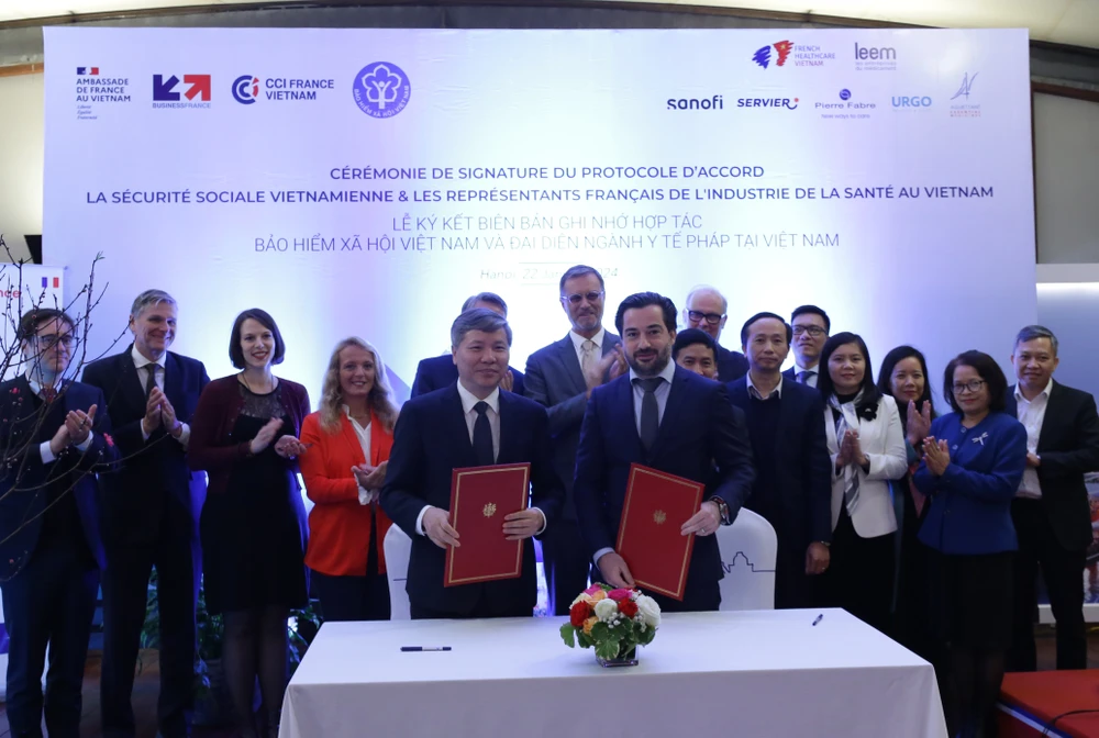 Bảo hiểm Xã hội Việt Nam và Phòng Xúc tiến Thương mại Pháp tại Việt Nam ký kết Bản Ghi nhớ hợp tác chiến lược. (Ảnh: PV/Vietnam+)