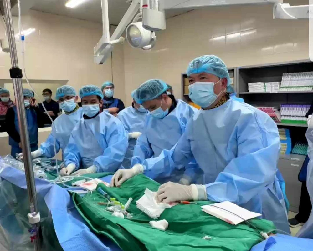 Các bác sĩ Viện Tim mạch Việt Nam trình diễn trực tiếp ca can thiệp mạch vành phức tạp. (Ảnh: PV/Vietnam+)