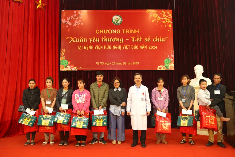 Bệnh viện Hữu nghị Việt Đức phối hợp cùng các nhà hảo tâm tổ chức chương trình “Xuân yêu thương, Tết sẻ chia” với nhiều phần quà Tết tặng cho người bệnh. (Ảnh: PV/Vietnam+)