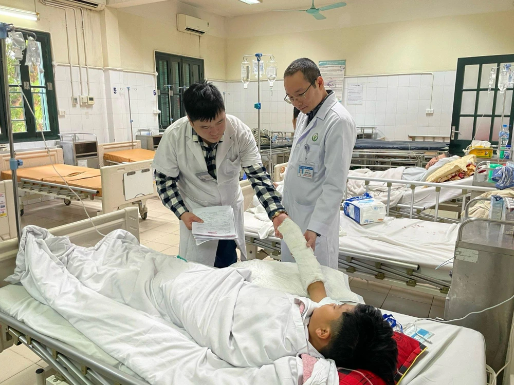Bác sĩ theo dõi sức khoẻ cho bệnh nhân cấp cứu trong dịp Tết tại Bệnh viện Hữu nghị Việt Đức. (Ảnh: PV/Vietnam+)