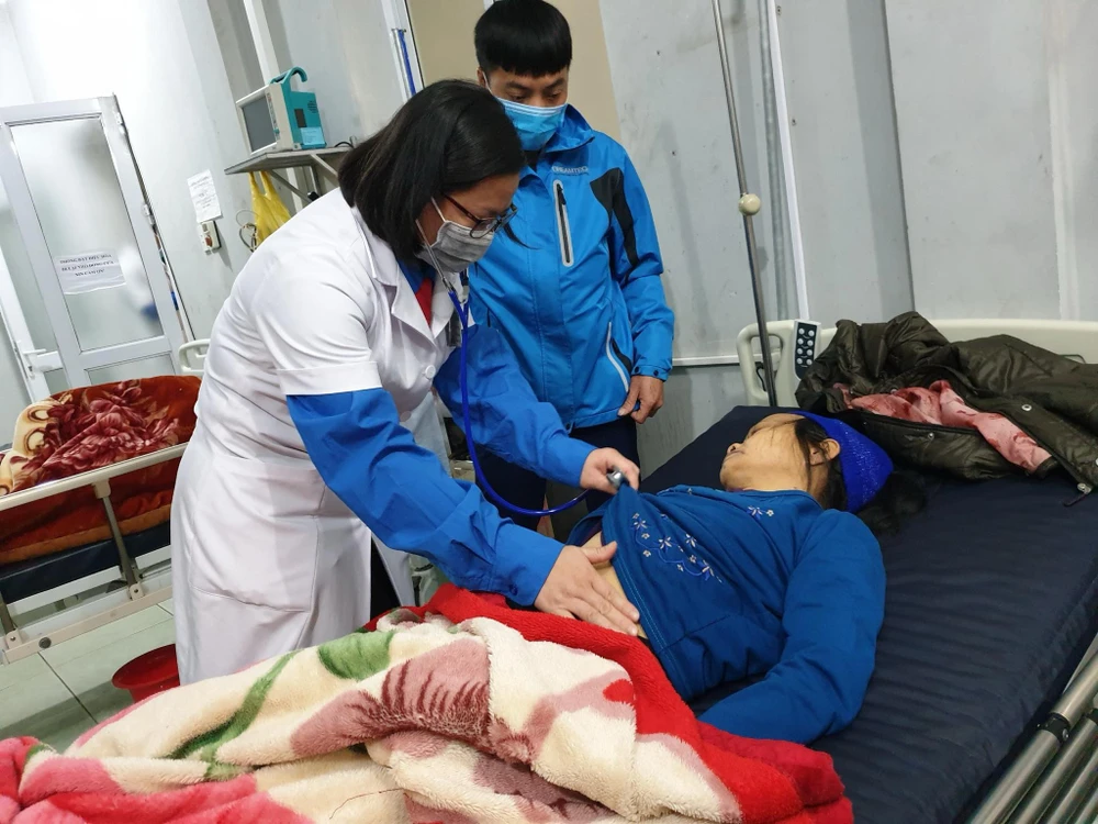 Nhân viên y tế thăm khám sức khoẻ cho người dân vùng cao. (Ảnh: PV/Vietnam+)