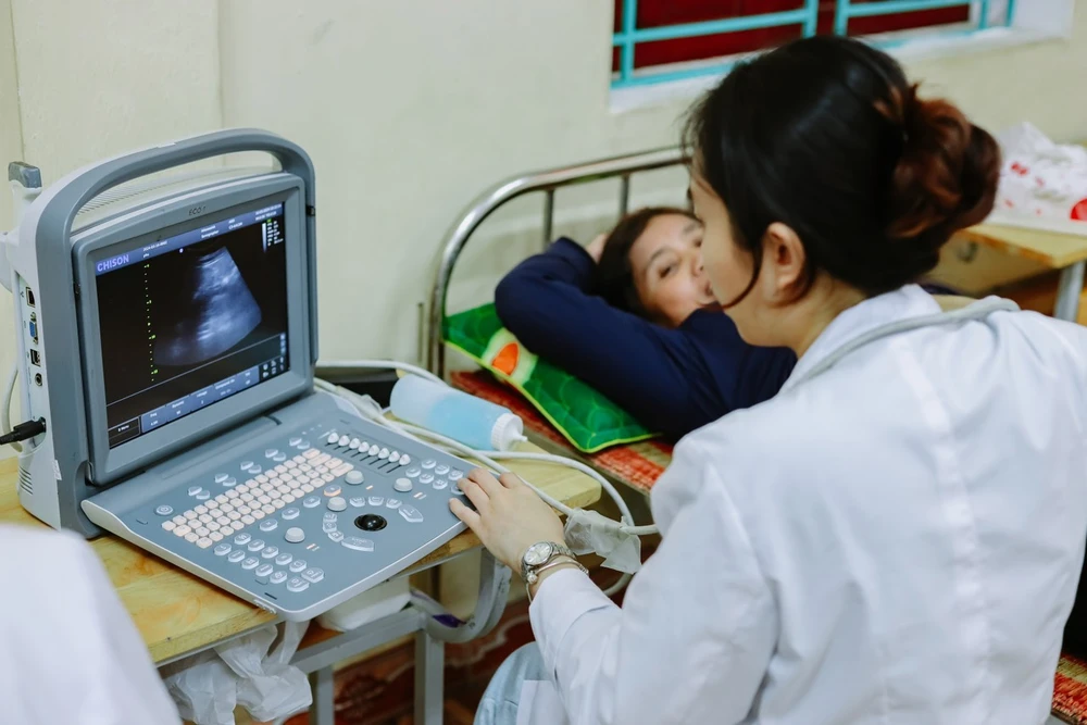 Bác sĩ siêu âm cho người dân đến khám tại huyện Vĩnh Bảo. (Ảnh: PV/Vietnam+)