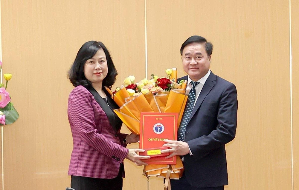 Bộ trưởng Bộ Y tế Đào Hồng Lan trao quyết định bổ nhiệm chức vụ Cục trưởng Cục Y tế dự phòng cho Tiến sĩ Hoàng Minh Đức. (Ảnh: PV/Vietnam+)