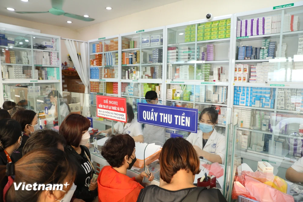Người dân xếp hàng mua thuốc tại Bệnh viện. (Ảnh: MQ/Vietnam+)