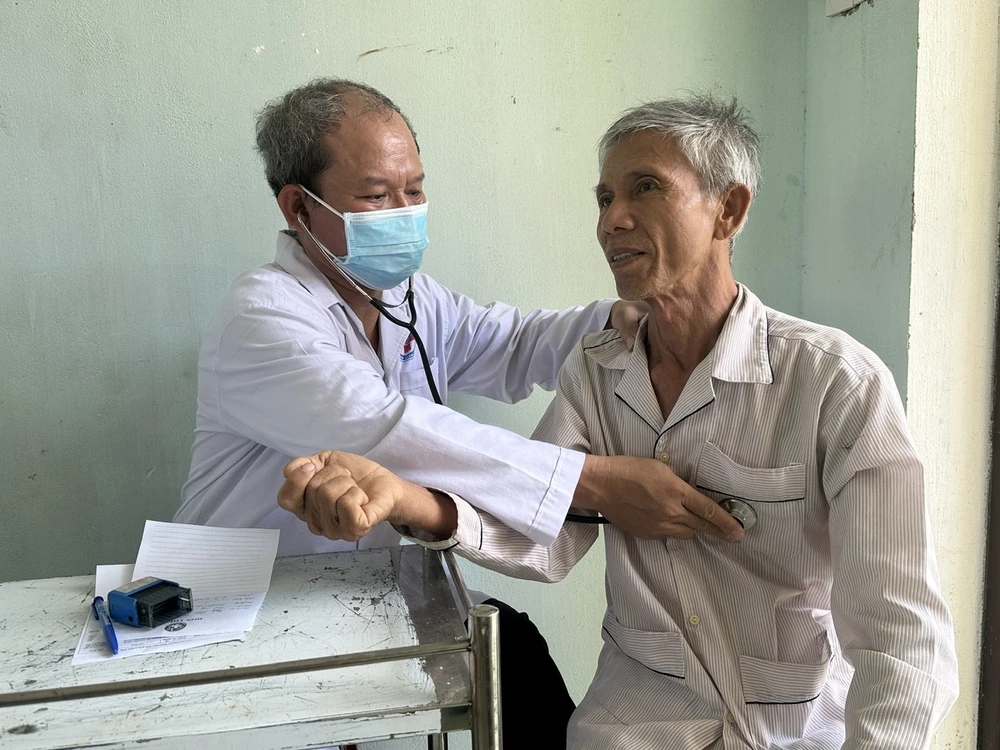 Bác sĩ khám bệnh cho người dân tại huyện đảo Lý Sơn. (Ảnh: PV/Vietnam+)