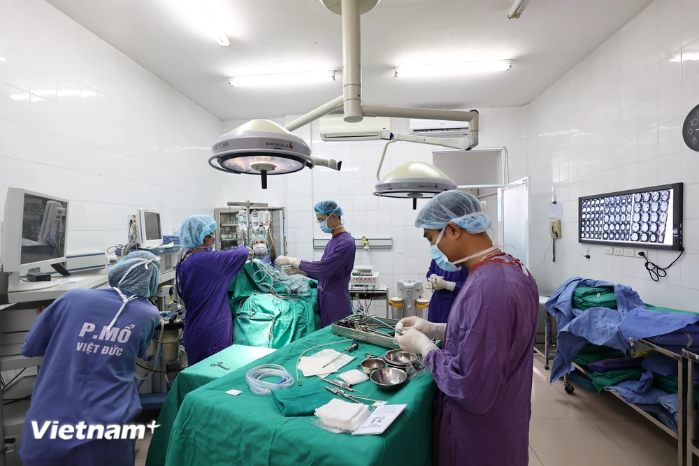 Các bác sĩ thực hiện ca phẫu thuật tại Bệnh viện Hữu nghị Việt Đức. (Ảnh: Minh Sơn/Vietnam+)