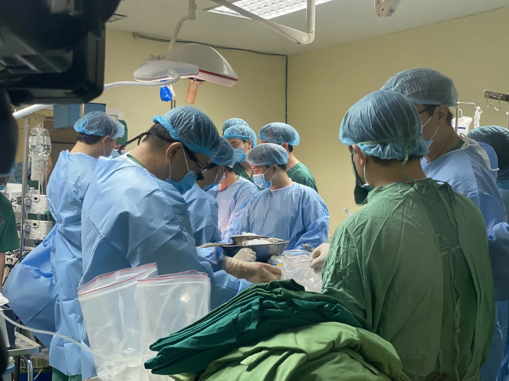 Các bác sĩ tiến hành lấy đa tạng từ một người cho chết não tại Bệnh viện Việt Nam-Thụy Điển Uông Bí. 