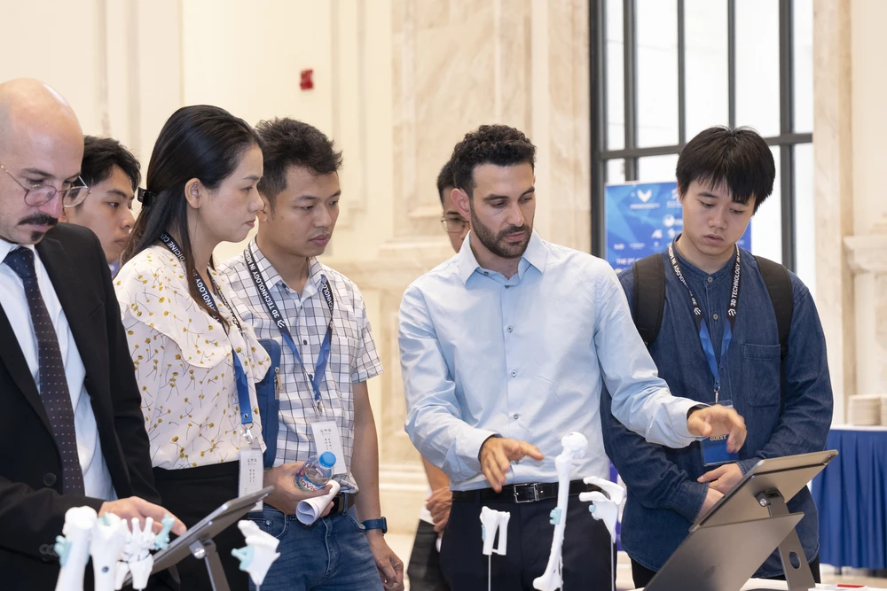 Một trong những điểm nhấn của hội nghị là Triển lãm trình diễn công nghệ 3D trong y học. (Ảnh: PV/Vietnam+)