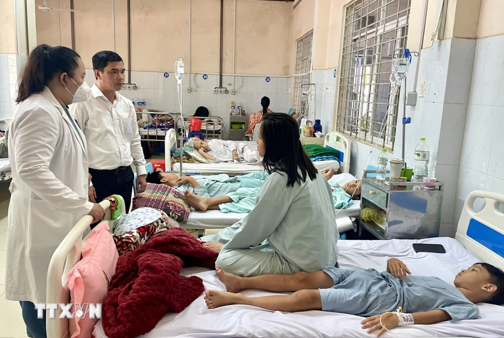 Lãnh đạo UBND thành phố Long Khánh (Đồng Nai) thăm hỏi, động viên các bệnh nhân nghi ngộ độc thực phẩm điều trị tại Bệnh viện đa khoa khu vực Long Khánh. (Ảnh: Lê Xuân/TTXVN)