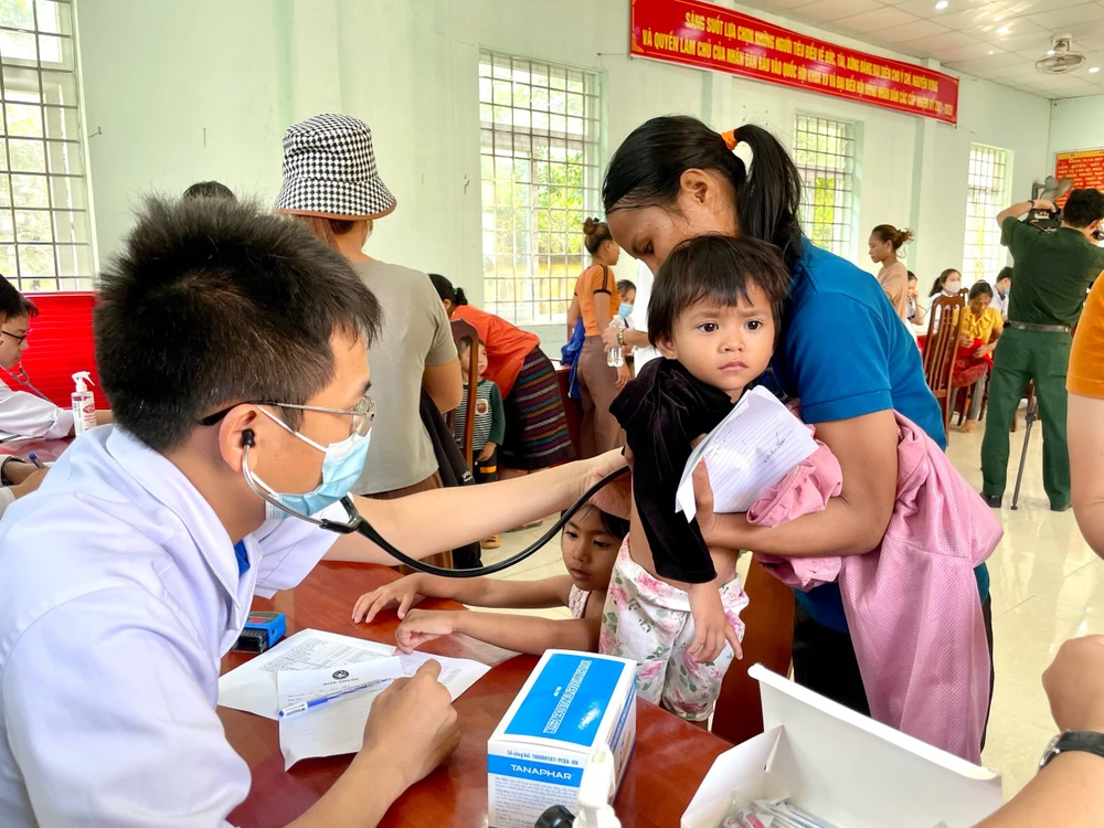 Bác sĩ khám sức khoẻ cho trẻ em trong Chương trình tại tỉnh Quảng Bình. (Ảnh: PV/Vietnam+)