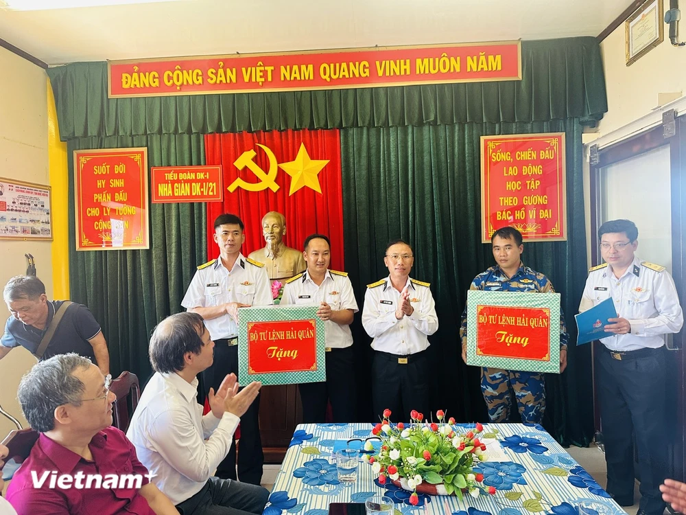 Đại tá Ngô Văn Thành - Chính ủy Cục Kỹ thuật Hải quân, Trưởng đoàn công tác số 21 tặng quà cho các chiến sĩ trên Nhà giàn DK1/21. (Ảnh: T.G/Vietnam+)