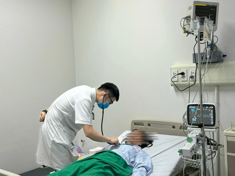 Sau thời gian điều trị tại Bệnh viện Bệnh Nhiệt đới Trung ương, bệnh nhân đã cắt sốt và không phải thở oxy. (Ảnh: BVCC)