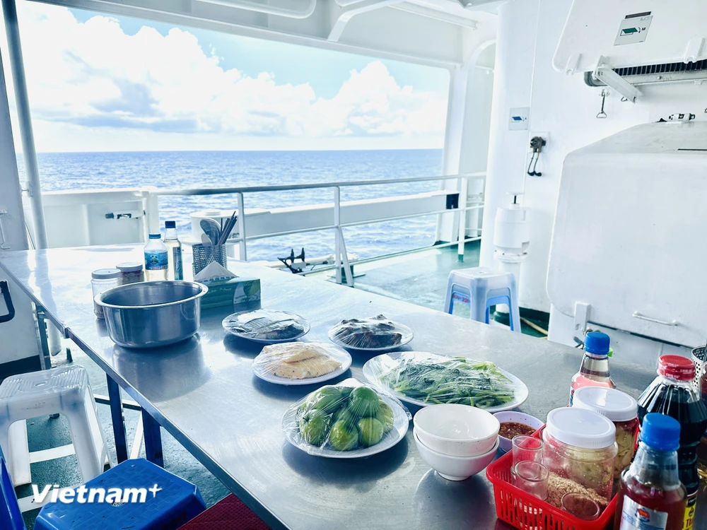Khám phá chuyện bếp núc với những bữa ăn trên tàu ra Trường Sa