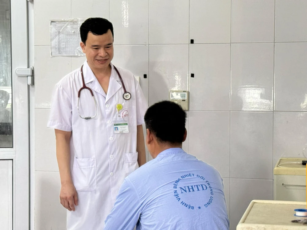 Bệnh viện Bệnh nhiệt đới Trung ương điều trị cho bệnh nhân. (Ảnh: PV/Vietnam+)